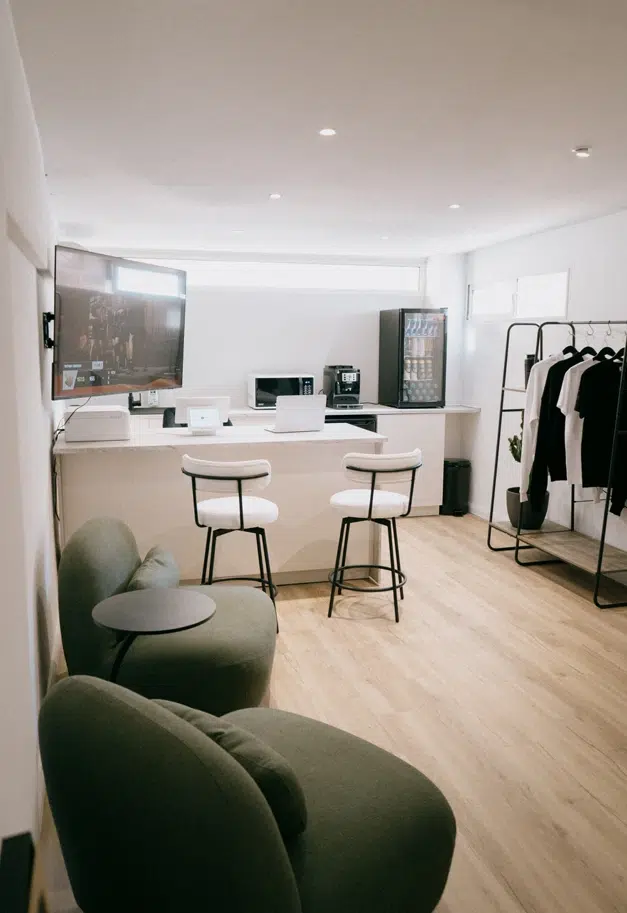 Homme tenant bol de saumon et œufs
