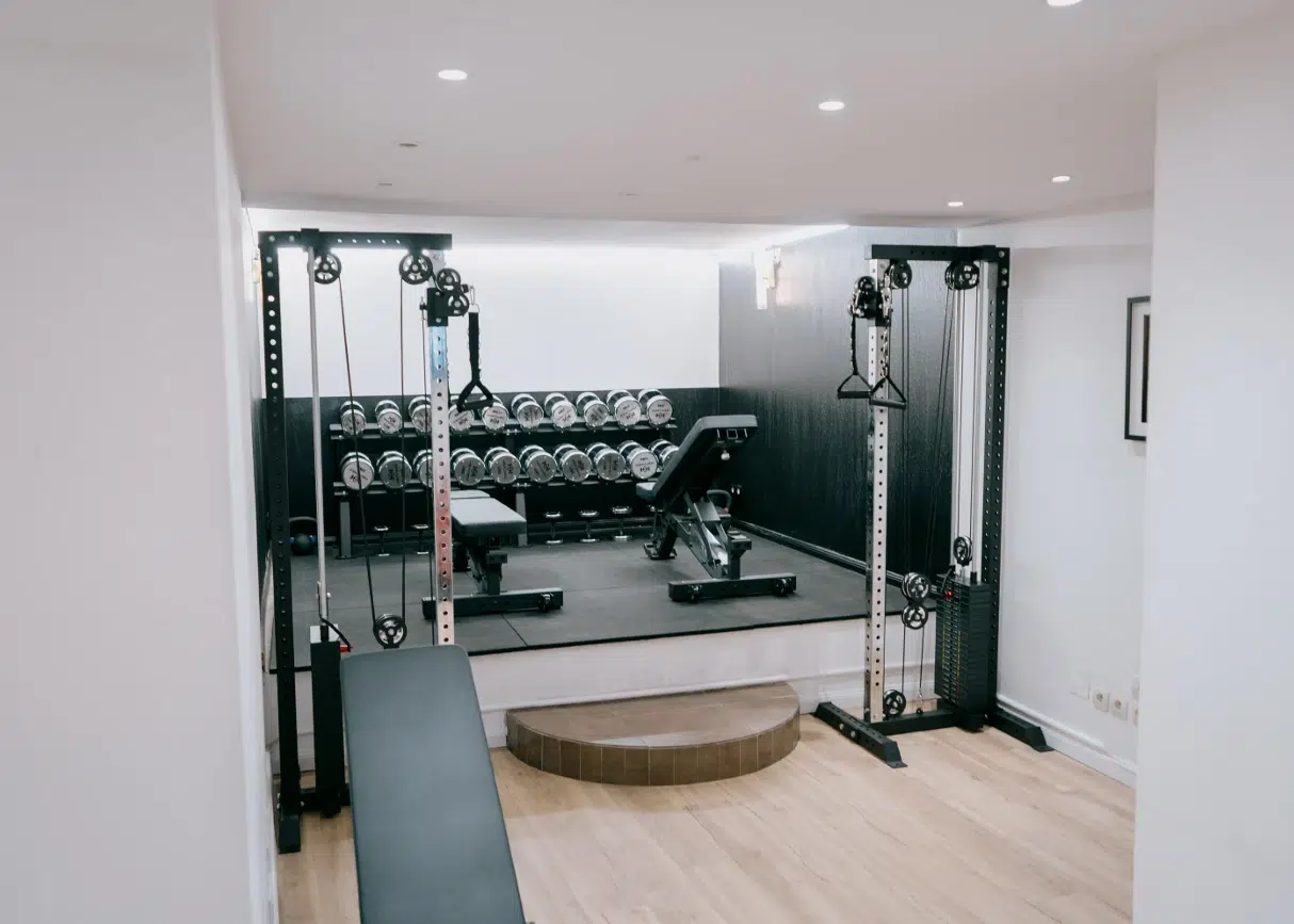 Homme soulevant une barre de musculation